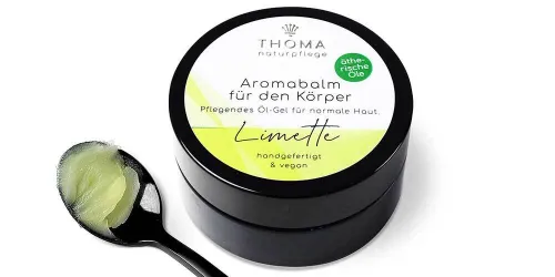 Runde, schwarze Dose mit weiß-gelber Aufschrift Aromabalm Limette, pflegendes Oel-Gel mit Nachtkerzenoel für normale Haut, handgefertigt und vegan von der Naturseifen Manufaktur Uckermark.