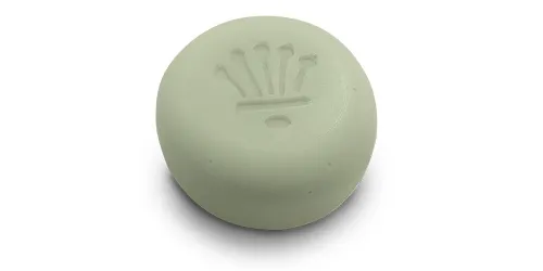 Runde, grünliche Seife mit einer gestempelten Aloe-ähnlichen Pflanze, CBD Cleansing Bar Aloe von der Naturseifen Manufaktur Uckermark.