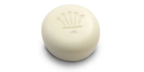 Runde, cremeweiße Seife mit einer gestempelten Aloe-ähnlichen Pflanze, CBD Cleansing Bar pur von der Naturseifen Manufaktur Uckermark.