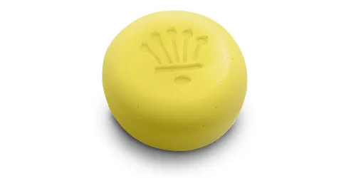 Runde, gelbe Seife mit einer gestempelten Aloe-ähnlichen Pflanze, CBD Peeling Bar für Mischhaut mit Limette von der Naturseifen Manufaktur Uckermark.
