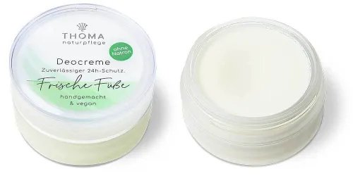 Offene Dose mit einer weißen Deocreme und geschlossenem Deckel mit Aufschrift -Frische Füße-, Fuß-Deocreme von der Naturseifen Manufaktur Uckermark.
