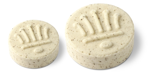 Solidshampoo mit Hanf gegen Schuppen, rundes Shampoo-Stück in Naturweiß mit sichtbaren Hanfpartikeln, erhältlich in zwei Größen, mit Prägung von THOMA Naturpflege.