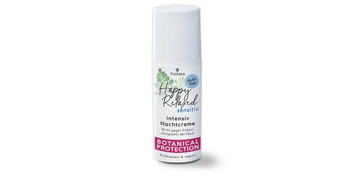 Eine Flasche der Happy Relaxed Sensitiv Intensiv Nachtcreme von THOMA mit der Kennzeichnung Botanical Protection Die Creme ist duftfrei biobasiert und vegan wirkt gegen Falten und entspannt die Haut Nahaufnahme des Pumpspenders