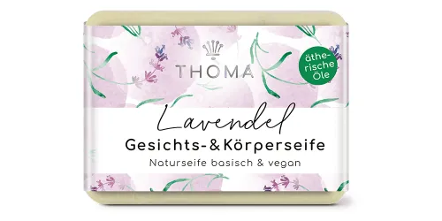 rechteckige, cremefarbene Seife mit lilafarbener Verpackung und Aufschrift Lavendel, Gesichts und Körperseife mit Ringelblumenoel vegan von der Naturseifen Manufaktur Uckermark.