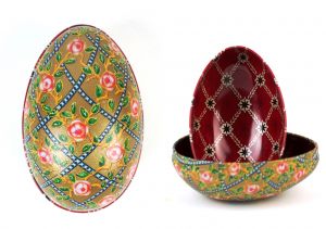 Zwei Metalldosen im Fabergé-Stil, eine geschlossen in Gold mit Rosenmuster und filigranen Ornamenten, die andere geöffnet mit rotem Innenmuster und goldenen Verzierungen, von der Naturseifen Manufaktur Uckermark.