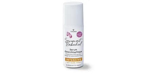 Eine Flasche des Serums mit Bakuchiol Lavendel von THOMA mit der Kennzeichnung Intensive mit Aloe Vera Das Serum ist biobasiert und vegan bietet natürliche Anti Aging Pflege für eine schöne Haut Nahaufnahme des Pumpspenders