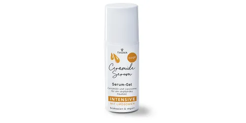 Eine Flasche des Ceramide Serums Feige von THOMA mit der Kennzeichnung Intensive mit Liposomen Das Serum Gel ist biobasiert und vegan enthält Ceramide und Liposome für ein strahlendes Hautbild Nahaufnahme des Pumpspenders