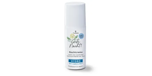 Eine Flasche der Nachtcreme Gute Nacht von THOMA mit der Kennzeichnung Hydro mit Cariciline Die Creme ist duftfrei biobasiert und vegan stärkt den natürlichen Hydrolipid Mantel der Haut Nahaufnahme des Pumpspenders