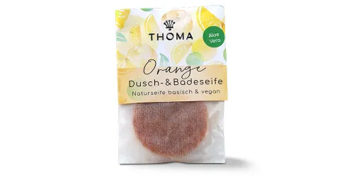 Orange Dusch- & Badeseife von THOMA – basische und vegane Naturseife mit Aloe Vera. Die Seife hat einen frischen Orangenduft und eine hübsche orange Farbe, verpackt mit dezentem Fruchtmotiv.