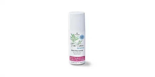 Eine Flasche der Tea Time Sensitiv Nachtcreme von THOMA mit der Kennzeichnung Botanical Protection Die Creme ist duftfrei biobasiert und vegan wirkt als reizlindernde Basiscreme Nahaufnahme des Pumpspenders
