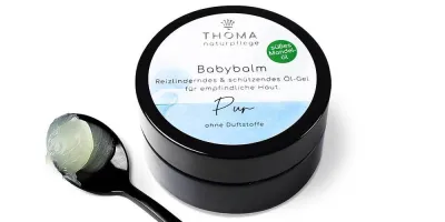 Babybalm - PUR Runde, schwarze Dose mit blauer Aufschrift Babybalm Pur, reizlinderndes und schützendes Öl-Gel ohne Duftstoffe von der Naturseifen Manufaktur Uckermark.