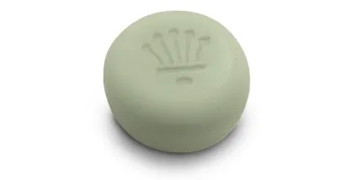 Runde, grünliche Seife mit einer gestempelten Aloe-ähnlichen Pflanze, CBD Cleansing Bar Aloe von der Naturseifen Manufaktur Uckermark.