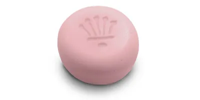 Runde, rosafarbene Seife mit einer gestempelten Aloe-ähnlichen Pflanze, CBD Peeling Bar für anspruchsvolle Haut mit Wildrosenöl von der Naturseifen Manufaktur Uckermark.