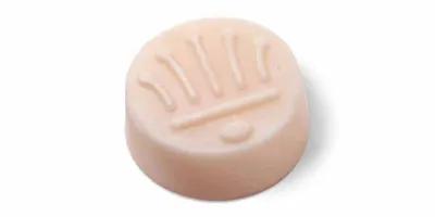 Haarspülung pur - feste Haarspülung mit Wildrosenöl, handgefertigte Pflege von THOMA Naturpflege, rundes festes Conditioner-Stück.