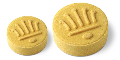Shampoobar mit Honig für einen glanzvollen Auftritt, festes Shampoo von THOMA Naturpflege, rundes Shampoo-Stück in Honiggelb mit Prägung.