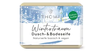 rechteckige, beige Seife mit blauer winterlicher Verpackung und Aufschrift Wintertraum, Kakaobutterseife als Dusch-und Badeseife von der Naturseifen Manufaktur Uckermark.