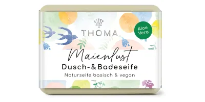 rechteckige, hellgelbe Seife mit bunter Verpackung und Aufschrift Maienlust, Sheabutterseife mit Aloe Vera vegan von der Naturseifen Manufaktur Uckermark.
