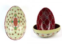 Zwei Metalldosen im Fabergé-Stil, eine geschlossen mit hellgrünem Hintergrund, roten und goldenen Ornamenten sowie einer ovalen Verzierung, die andere geöffnet mit rotem Innenmuster und goldenen Verzierungen, von der Naturseifen Manufaktur Uckermark.
