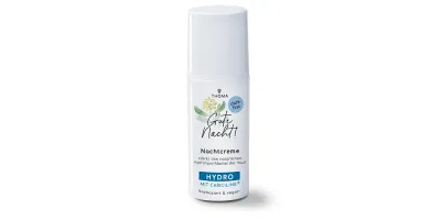 Eine Flasche der Nachtcreme Gute Nacht von THOMA mit der Kennzeichnung Hydro mit Cariciline Die Creme ist duftfrei biobasiert und vegan stärkt den natürlichen Hydrolipid Mantel der Haut Nahaufnahme des Pumpspenders