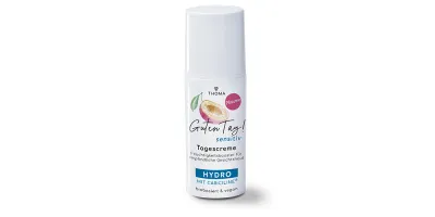Eine Flasche der Tagescreme Guten Tag Sensitiv Pflaume von THOMA mit der Kennzeichnung Hydro mit Cariciline Die Creme ist biobasiert und vegan bietet einen Feuchtigkeitsbooster für empfindliche Gesichtshaut Nahaufnahme des Pumpspenders