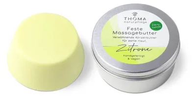 Zitronen-Massagebutter- erfrischend und sinnlich Runde, gelbe feste Massagebutter in Zitronenform neben silberner Dose mit weiß-gelber Aufschrift Zitronen Massagebutter, erfrischende und sinnliche Körperbutter mit Zitronenoel, handgefertigt und vegan von der Naturseifen Manufaktur Uckermark.