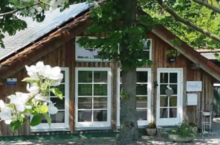 Frontansicht der Naturseifen Manufaktur Uckermark im blühenden Frühling
